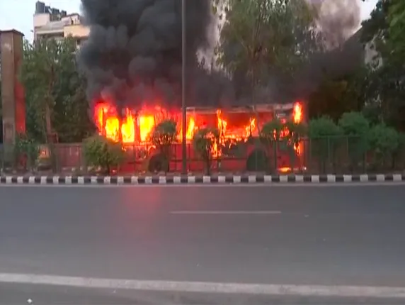 ନିଆଁ ଡେଉଁଛି ବସ୍ ଜଳୁଛି, କମିବା ବଦଳରେ ବେଶି କୁହୁଳୁଛି ନାଗରିକତା ନିଆଁ । ଆସାମ ପଶ୍ଚିମବଙ୍ଗ ପରେ ଦିଲ୍ଲୀରେ ପ୍ରତିବାଦ