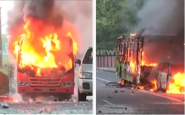 ନାଗରିକତା ସଂଶୋଧନ ଆଇନକୁ ବିରୋଧ: ଦିଲ୍ଲୀ ଜାମିଆ ନଗରରେ ତେଜିଲା ଉତ୍ତେଜନା, ବସ୍‌ ଜାଳିଦେଲେ ଛାତ୍ରଛାତ୍ରୀ ।