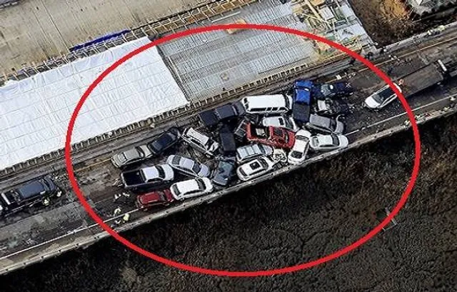 ରାଜପଥରେ ଘଟିଲା ଭୟାନକ ଦୁଃର୍ଘଟଣା : ଏକସଙ୍ଗେ ଧକ୍କା ହେଲା ୭୦ଟି କାର୍, କାରଣ ଅଷ୍ପଷ୍ଟ 