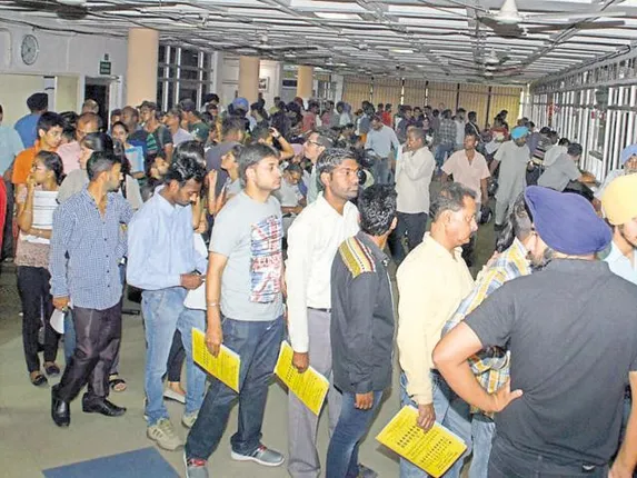 ଆରଟିଓ ଅଫିସରେ ଆଉ ଲାଗିବନି ଲମ୍ବା ଲାଇନ୍ ! ଏଣିକି ଡିଏଲ୍, ଆରସି, ପରମିଟ୍ ଭଳି ସବୁ ଫି’ ଅନଲାଇନରେ ଏକାଥରେ ଗ୍ରହଣ କରାଯିବ ।