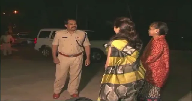 ମହିଳାଙ୍କୁ ସୁରକ୍ଷାରେ ତତ୍ପର ପୋଲିସ୍ : ପଞ୍ଜାବ ପରେ କର୍ଣ୍ଣାଟକ ପୋଲିସର ଅଭିନବ ପ୍ରୟାସ , ରାତି ୧୦ଟାରୁ ସକାଳ ୬ଟା ମଧ୍ୟରେ ବାହାରେ ଅଟକିଥିବା ମହିଳାଙ୍କୁ ଘରେ ଛାଡିବ ପୋଲିସ ।