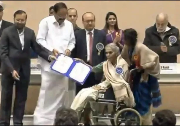 ୬୬ତମ ଜାତୀୟ ଚଳଚ୍ଚିତ୍ର ପୁରସ୍କାର : ହ୍ୱିଲ୍ ଚେୟାରରେ ବସି ଆୱାର୍ଡ ଗ୍ରହଣ କରିବାକୁ ପହଁଚିଲେ ଅଭିନେତ୍ରୀ ସୁରେଖା ସିକ୍ରି , ଭିକି କୌଶଲ ଓ ଆୟୁଷ୍ମାନ୍ ଖୁରାନା ଶ୍ରେଷ୍ଠ ଅଭିନେତା ।