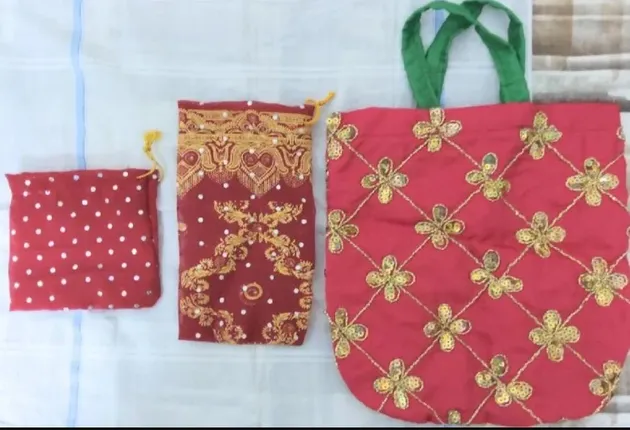 ପରିବେଶ ପ୍ରଦୁଷଣ ମୁକ୍ତ ପାଇଁ ନୂଆ ପଦକ୍ଷେପ । ମାଁ ପାଖକୁ ଆସିଥିବା ଓଢଣୀ କପଡାରେ ପ୍ରସ୍ତୁତ ହେଲା ୧ ଲକ୍ଷ ବ୍ୟାଗ ।