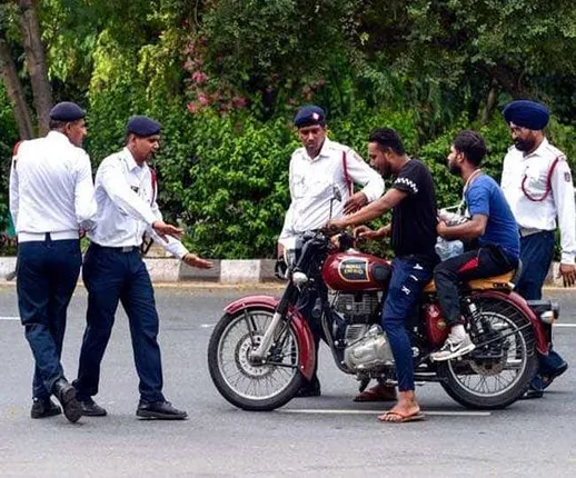 ସାବଧାନ ଗାଡି ଚାଳକ ! ଏଣିକି ଫୋନରେ ଗପି ଗାଡି ଚଳାଇଲେ ମୋଟା ଅଙ୍କର ଜରିମାନା ସହ ବାତିଲ ହେବ ଲାଇସେନ୍ସ