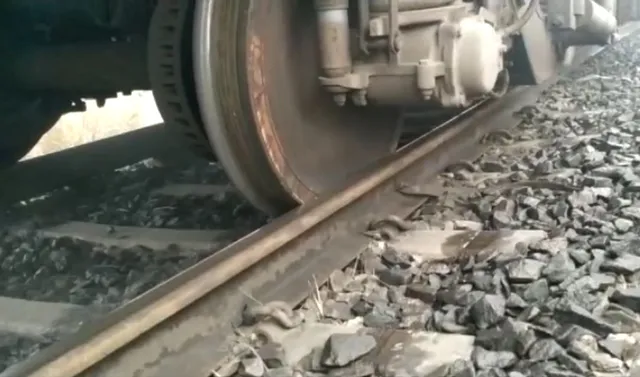 ଭୁବନେଶ୍ୱର-ମୁମ୍ବାଇ ଲୋକମାନ୍ୟ ତିଲକ ଏକ୍ସପ୍ରେସ ଲାଇନଚ୍ୟୁତ । ପ୍ରବଳ କୁହୁଡି ଯୋଗୁଁ ନିର୍ଗୁଣ୍ଡି-ଟାଙ୍ଗୀ ନିକଟରେ ଟ୍ରାକରୁ ଖସିଲା ଟ୍ରେନ୍ ।