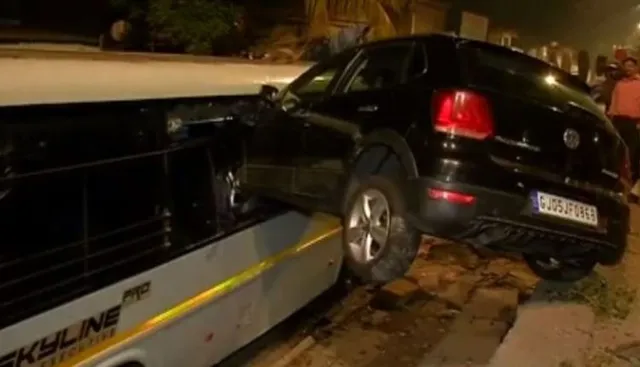 ବସ୍ ଭିତରେ ପଶିଗଲା କାର । ଦୁର୍ଘଟଣାର ସାଂଘାତିକ ଚିତ୍ର ।