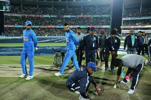 ଏ କି ଅବ୍ୟବସ୍ଥା? ବର୍ଷା ପାଇଁ ବନ୍ଦ ହେଲା ଭାରତ-ଶ୍ରୀଲଙ୍କା ମ୍ୟାଚ୍ । ପିଚ୍ ଶୁଖାଇବା ପାଇଁ ଆସିଲା ହେୟାର ଡ୍ରାଏର ଓ ଆଇରନ, ଟ୍ୱିଟରରେ ଟ୍ରୋଲ କଲେ ପ୍ରଂଶସକ ।