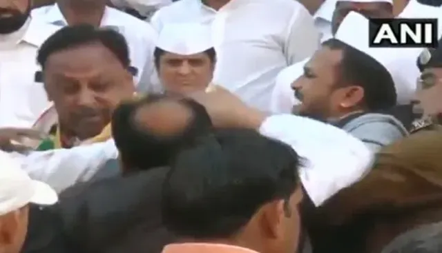 ପତାକା ଉତ୍ତୋଳନ ପୂର୍ବରୁ ହାତାହାତି ହେଲେ ଦୁଇ କଂଗ୍ରେସ ନେତା : କରତାଳି ବଦଳରେ ମାଡ଼ ବର୍ଷିଲା, ସୋସିଆଲ୍ ଭିଡ଼ିଓ ଭାଇରାଲ୍