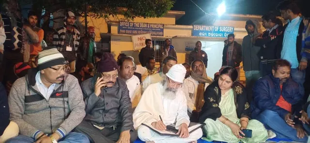 ସୁଧୁରୁନି ବାଲେଶ୍ୱର ମେଡିକାଲର ସ୍ଥିତି । ଅବ୍ୟବସ୍ଥା ନେଇ ଶତାଧିକ କର୍ମୀଙ୍କ ସହ ହସ୍ପିଟାଲ ପରିସରରେ ଧାରଣାରେ ବସିଲେ କେନ୍ଦ୍ରମନ୍ତ୍ରୀ ପ୍ରତାପ ଷଡଙ୍ଗୀ ।