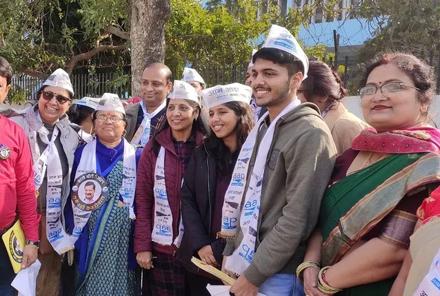 ବାପାଙ୍କ ପାଇଁ ନିର୍ବାଚନ ପ୍ରଚାର କରିବାକୁ ୫ ମାସ ଛୁଟି ଆଣିଲେ କେଜ୍ରିୱାଲଙ୍କ ଝିଅ । ଘରକୁ ଘର ବୁଲି ବାପାଙ୍କ ପାଇଁ ଭୋଟ ମାଗୁଛନ୍ତି ହର୍ଷିତା ।