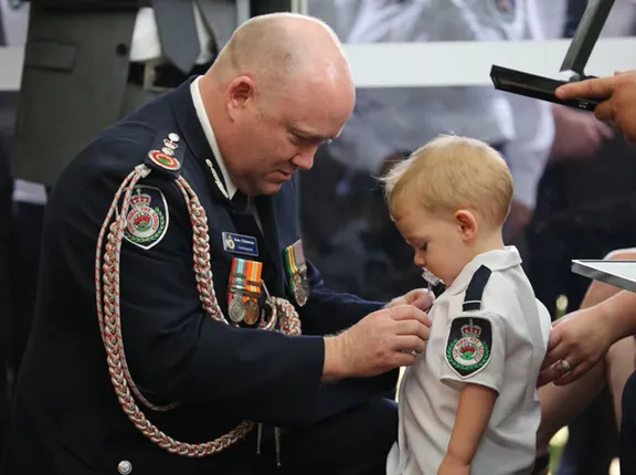 ନିଆଁ ଆଁରୁ ଲୋକଙ୍କୁ ଉଦ୍ଧାର କରୁ କରୁ ନିଜେ ଜୀବନ ହାରିଦେଲେ ଅଗ୍ନିଶମ କର୍ମଚାରୀ , ସାହସିକତା ପୁରସ୍କାର ଗ୍ରହଣ କଲା ୧୯ ମାସର ପୁଅ ।