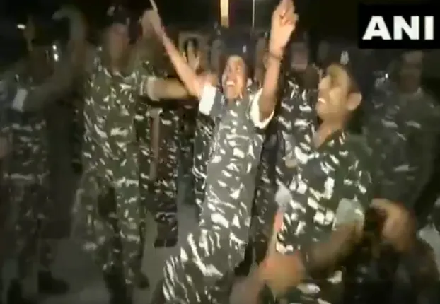 ସୀମାରେ ନବବର୍ଷ ସେଲିବ୍ରେସନ୍ : ନାଚିଗାଇ ନୂଆବର୍ଷକୁ ସ୍ୱାଗତ କଲେ ଆଇଟିବିପି ଓ ସିଆରପିଏଫର ଯବାନ