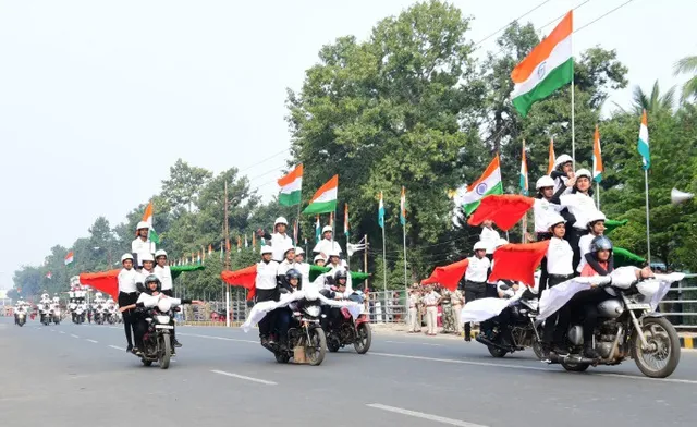 ରାଜ୍ୟସ୍ତରୀୟ ସାଧାରଣତନ୍ତ୍ର ଦିବସରେ ପ୍ରଦର୍ଶିତ ହେଲା ଡେୟାର ଡେଭିଲ ଶୋ । ହାତରେ ତ୍ରିରଙ୍ଗା ଧରି ମୋଟର ବାଇକ ଉପରେ ଦୁଃସାହସିକ କଳା ଦେଖାଇଲେ ସୁରକ୍ଷା କର୍ମୀ, ପରେଡରେ ଅଂଶଗ୍ରହଣ କଲା ଏସଓଜି ।