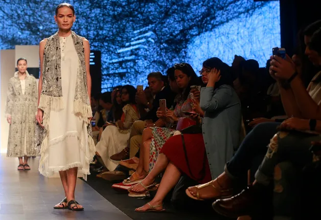 କେବେ ଜେଣ୍ଡର ସମସ୍ୟାକୁ ନେଇ ଘରୁ ତଡ଼ା ଖାଇଥିଲେ , ଆଜି ପ୍ରଖ୍ୟାତ ମଡେଲ୍ ର ପରିଚୟ ପାଇଲେ ପ୍ରଥମ ଟ୍ରାନ୍ସଜେଣ୍ଡର ମଡେଲ୍ । ଲ୍ୟାକମେ ଫ୍ୟାସନ୍ ୱିକ୍ ଶୋରେ ରାମ୍ପରେ ଚାଲିଲେ ଟ୍ରାନ୍ସଜେଣ୍ଡର ମଡେଲ୍ ।