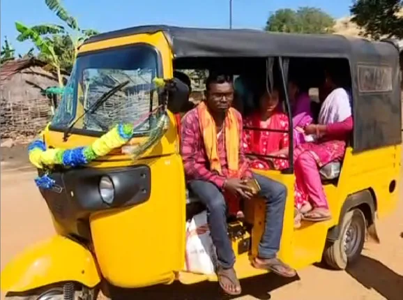 ସ୍ୱାଭିମାନ ଅଂଚଳକୁ ଗଡ଼ିଲା ଗାଡ଼ି । ନୂଆ ରାସ୍ତା ହେବା ପରେ ହନ୍ତାଳଗୁଡ଼ା ଗାଁରେ ପହଞ୍ଚିଲା ଅଟୋ