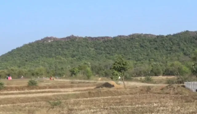 ସୌନ୍ଦର୍ଯ୍ୟର ଗନ୍ତାଘର କୁମ୍ଭୀରା ହୁଡି । କିମ୍ବଦନ୍ତୀ କୁହେ, ଏଠାରେ ପଥରକୁ ପଥର ପିଟି ହୋଇ ମନ୍ଦିରର ଘଣ୍ଟି ବାଜିବା ଭଳି ଶବ୍ଦ ହୁଏ?