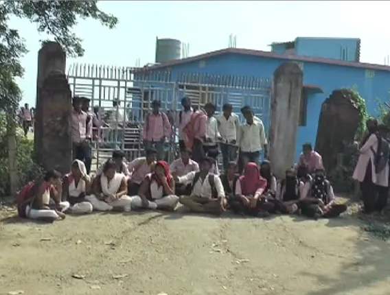 କୋଣାର୍କ ଗୋପ ମହାବିଦ୍ୟାଳୟରେ ଛାତ୍ରୀଙ୍କୁ ଅସଦାଚରଣ ଅଭିଯୋଗ: କଲେଜରେ ଉତ୍ତେଜନା; ଅଧ୍ୟାପକ ଓ ଅଧ୍ୟାପିକାଙ୍କୁ ରୁମରେ ତାଲା ପକାଇଲେ ଛାତ୍ରଛାତ୍ରୀ