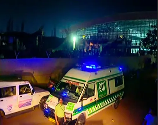 ଅଧରାତିରେ ଭୁବନେଶ୍ୱର ବିମାନବନ୍ଦରରେ ଅଘଟଣ । ଭୁଷୁଡିଲା ଟର୍ମିନାଲ ୧ ଓ ୨ କୁ ସଂଯୋଗ କରୁଥିବା ନିର୍ମାଣାଧୀନ ଛାତ । ଜଣେ ଶ୍ରମିକ ମୃତ, ଜଣେ ଗୁରୁତର