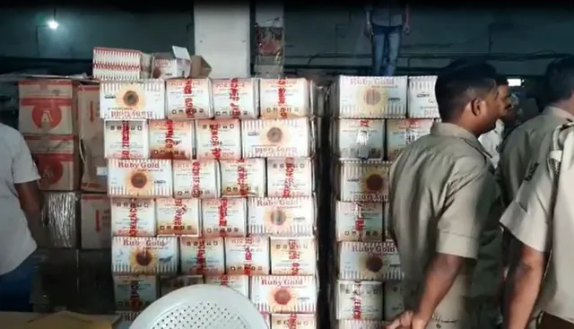 ନକଲି ରିଫାଇନ୍‌ ତେଲ କାରଖାନା ଉପରେ ଚଢ଼ାଉ : ଶହ ଶହ ତେଲ ପ୍ୟାକେଟ୍ ଜବତ, ଜଣେ ଅଟକ