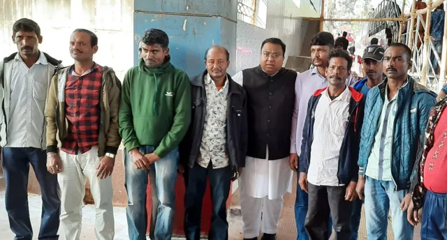 ଶ୍ରୀଲଙ୍କାରୁ ଆଣିଲା ‘ମୋ ପରିବାର’ । ଦାଦନ ଖଟିବାକୁ ଯାଇ ଶ୍ରୀଲଙ୍କାରେ ଫସିଥିବା ବାଣପୁରର ୧୧ ଶ୍ରମିକଙ୍କୁ ଓଡିଶା ଫେରାଇବାରେ ମାଧ୍ୟମ ସାଜିଥିଲା ମୋ ପରିବାର...