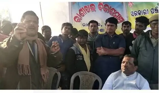 ପୋଲ ପାଇଁ ପରିବହନ ମନ୍ତ୍ରୀ ଅଟକ ! ସମସ୍ୟା ଶୁଣାଇବାକୁ ମନ୍ତ୍ରୀ ପଦ୍ମନାଭ ବେହେରାଙ୍କୁ ରାଣୀତାଲ ରାସ୍ତା ଉପରେ ରୋକିଲେ ଆନ୍ଦୋଳନକାରୀ