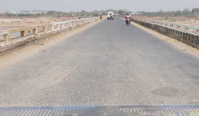 ସୁରକ୍ଷିତ ଅଛି ତ ସେତୁ !! ଅସୁରକ୍ଷିତ ଅବସ୍ଥାରେ ସୋନପୁର ତେଲନଦୀ ସେତୁ, କେତେବେଳେ କଣ ହେବ ତାହାକୁ ନେଇ ପ୍ରକାଶ ପାଇଲା ଆଶଙ୍କା