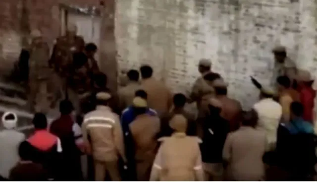 ଉତରପ୍ରଦେଶ ଫାରୁକାବାଦ ବନ୍ଧକ ସଂକଟ ଟଳିଳା । ୯ ଘଂଟାର ବନ୍ଧକ ପରେ ପୁଲିସ ଗୁଳିରେ ଟଳିପଡିଲା ଅଭିଯୁକ୍ତ, ୨୩ ଶିଶୁ ସୁରକ୍ଷିତ ଉଦ୍ଧାର