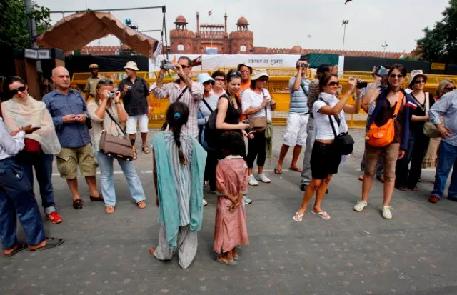 ଦେଶରେ ବିଦେଶୀ ପର୍ଯ୍ୟଟକଙ୍କ ସଂଖ୍ୟା ବଢୁଛି । ପର୍ଯ୍ୟଟକଙ୍କ ଉପରେ ପଡିନାହିଁ ଧାରା ୩୭୦ ଓ ସିଏଏର ପ୍ରଭାବ