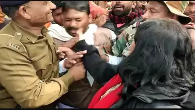 ସିଏଏକୁ ସମର୍ଥନ କରି ରାଲି କରୁଥିବା ବିଜେପି ନେତାଙ୍କୁ ଚାପୁଡା ମାରିଲେ ମହିଳା କଲେକ୍ଟର , ଲାଠି ଚାର୍ଜରେ ୨ ଆହତ । ଦେଖନ୍ତୁ ଭିଡିଓ