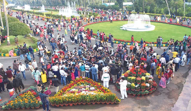 ରାଜଭବନରେ ଆରମ୍ଭ ହେଲା ନୂତନବର୍ଷର ପୁଷ୍ପ ପ୍ରଦର୍ଶନୀ । ଦର୍ଶକଙ୍କୁ ଆକୃଷ୍ଟ କରୁଛି ସାଲଭିଆ, ସେବତି, ଗୋଲାପ, ଗେଣ୍ଡୁ । ୧୯ ଯାଏଁ ଖୋଲା ରହିବ ପ୍ରଦର୍ଶନୀ