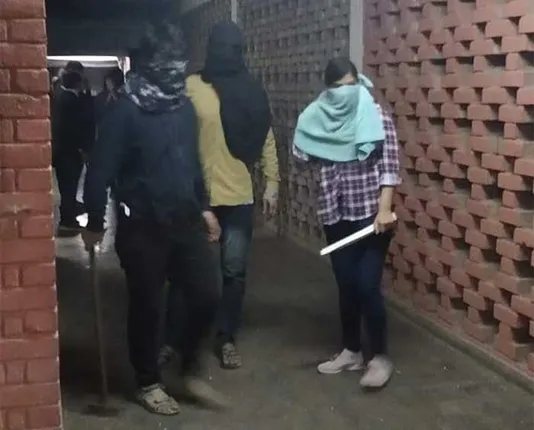 ଖୁବଶୀଘ୍ର ଚିହ୍ନଟ ହେବେ ଜେଏନୟୁର ମୁଖାପିନ୍ଧା ଦୁର୍ବୃତ୍ତ । ଦିଲ୍ଲୀ ପୋଲିସ ହାତରେ ଲାଗିଲା ଗୁରୁତ୍ୱପୂର୍ଣ୍ଣ ତଥ୍ୟ ।