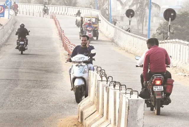 ବାରମ୍ବାର ସଚେତନତା ପରେ ବି ସୁଧୁରୁନାହାନ୍ତି ଗାଡିଚାଳକ । ଗାଡି ଚଳାଇବା ବେଳେ କିଏ ମୋବାଇଲରେ ଗପୁଛି ତ ଆଉ କିଏ ମନଇଚ୍ଛା ରାସ୍ତା ପାର ହେଉଛି