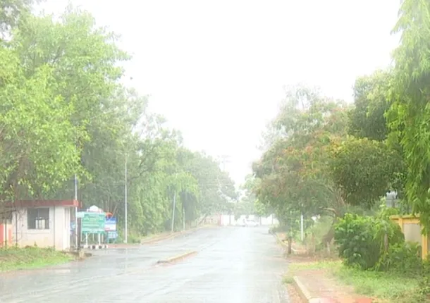 ରାଜ୍ୟର ବିଭିନ୍ନ ସ୍ଥାନରେ ଝିପଝିପ୍ ବର୍ଷା : ଉପକୂଳ ଓ ଆଭ୍ୟନ୍ତରୀଣ ଓଡିଶାରେ ବର୍ଷା ଯୋଗୁଁ  ବଢିଲା ତାପମାତ୍ରା