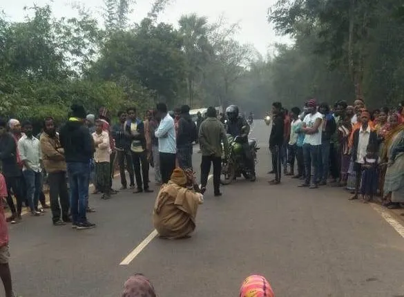 ବାଲିମାଫିଆଙ୍କ ଆତଙ୍କରାଜ : ବାଲି ଚୋରା ଚାଲାଣକୁ ବିରୋଧ କରିବାରୁ ଜେସିବି ଚଢ଼ାଇ ଯୁବକଙ୍କୁ ହତ୍ୟା ଅଭିଯୋଗ, ପ୍ରତିବାଦରେ ରାସ୍ତା ଅବରୋଧ