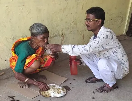 ଅସହାୟଙ୍କ ଅନ୍ନଦାତା ରାଜେଶ : ୧୮ ବର୍ଷ ଧରି ଅସହାୟଙ୍କୁ ଖାଦ୍ୟ ଖୁଆଉଛନ୍ତି ରାଜେଶ । ହୋଟେଲ୍ , ମନ୍ଦିରରୁ ବଳକା ଖାଦ୍ୟ ଆଣି ଅସହାୟଙ୍କ ମଧ୍ୟରେ ବାଣ୍ଟନ୍ତି ଏହି ବଦାନ୍ୟ ବ୍ୟକ୍ତି ।