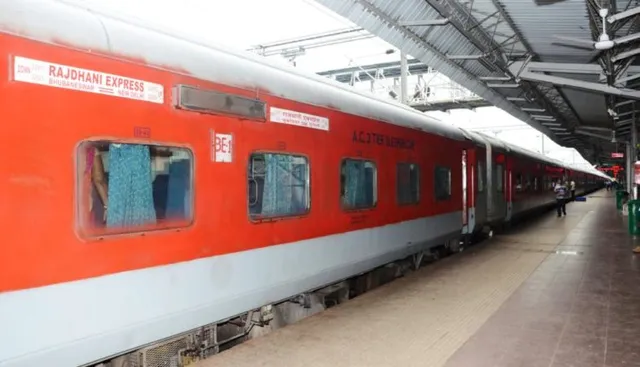 ଧ୍ୟାନ ଦିଅନ୍ତୁ ରାଜଧାନୀ ଏକ୍ସପ୍ରେସର ଯାତ୍ରୀ । ଆଜି ପରିବର୍ତ୍ତିତ ସମୟରେ ଯାତ୍ରା କରିବ ରାଜଧାନୀ ଏକ୍ସପ୍ରେସ