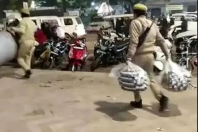 ଲକ୍ଷ୍ନୌ : ସିଏଏ ଏବଂ ଏନଆରସିକୁ ବିରୋଧ କରି ପ୍ରଦର୍ଶନ କରୁଥିଲେ ମହିଳା , ପୋଲିସ୍ କମ୍ବଳ/ଖାଦ୍ୟପେୟ ସାମଗ୍ରୀ ଛଡାଇବା ସହ ଶୀତ ପାଇଁ ଲଗାଇଥିବା ନିଆଁ ଉପରେ ପାଣି ଢାଳି ଚାଲିଗଲେ ।