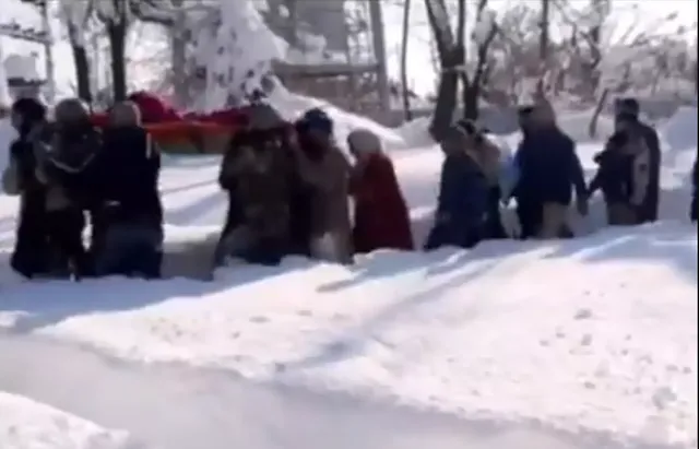 ବରଫପାତ ଭିତରେ କଷ୍ଟ ପାଉଥିବା ଗର୍ଭବତୀ ମହିଳାଙ୍କ ପାଇଁ ଦେବଦୂତ ହୋଇ ଆସିଲେ ୧୦୦ ଯବାନ : ବରଫ ପାହାଡରେ ୪ ଘଣ୍ଟା ଚାଲି ପହଁଚିଲେ ହସ୍ପିଟାଲ୍ , ପ୍ରଧାନମନ୍ତ୍ରୀ କଲେ ସଲାମ୍ ।