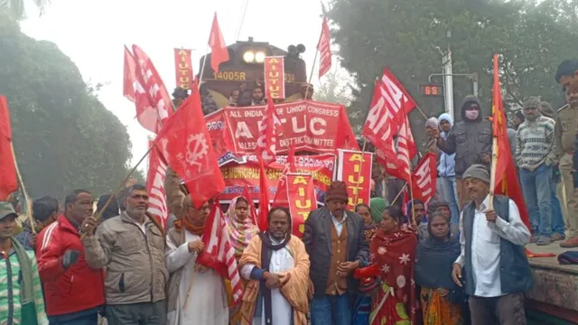 ଭାରତ ବନ୍ଦ ଯୋଗୁଁ ରେଳ ଓ ସଡ଼କ ପରିବହନ ବାଧାପ୍ରାପ୍ତ : ଓଡ଼ିଶାର ବିଭିନ୍ନ ଷ୍ଟେସନ୍‌ରେ ଅଟକି ରହିଛି ପାସେଞ୍ଜର୍‌ ଟ୍ରେନ୍‌