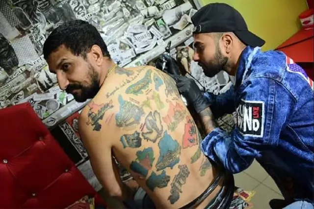 ଯୁବକଙ୍କ ଶରୀରରେ ଭାରତ ଗୌରବର ନକ୍ସା । ତାଜମହଲ୍ ଠାରୁ ଆରମ୍ଭ କରି ଷ୍ଟାଚୁ ଅଫ୍ ୟୁନିଟିର ଚିତ୍ର ଶରୀରରେ ଆଙ୍କିଛନ୍ତି ଏହି ଯୁବକ