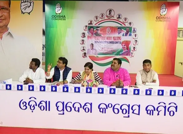 କଂଗ୍ରେସ ଭବନରେ ହାଇଡ୍ରାମା । ରାହୁଲ, ସୋନିଆ ଓ ମନମୋହନଙ୍କ ବ୍ୟତୀତ କାହା ନାଁରେ ନାରାବାଜି ହୋଇପାରିବନି ବୋଲି ରୋକଠୋକ ଶୁଣାଇଲେ ଦିଲ୍ଲୀ ନେତା ।