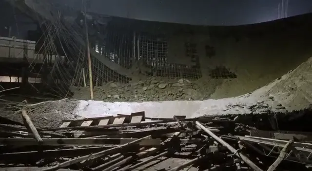 ଭୁଶୁଡି ପଡିଲା ବିମାନବନ୍ଦର ଛାତ । ଛାତ ତଳେ କିଛି ଲୋକ ଚାପି ହୋଇ ରହିଥିବା ଆଶଙ୍କା । ଏପର୍ଯ୍ୟନ୍ତ ମିଳି ପାରିନି କୌଣସି ସ୍ପଷ୍ଟ ସୂଚନା