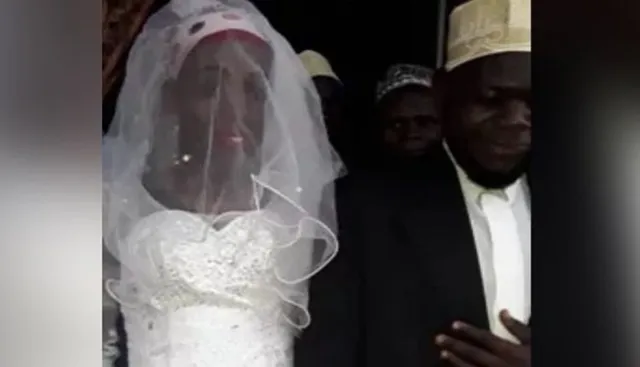 ପ୍ରେମ କରିଥିଲେ, ବିବାହ ମଧ୍ୟ କରିଥିଲେ । କିନ୍ତୁ ମହିଳା ବୋଲି ଜାଣିନଥିଲେ, ଆଉ ଯେତେବେଳେ ସତ ଜାଣିଲେ ଯୁବକଙ୍କର ପାଦତଳୁ ଯେପରି ମାଟି ଖସିଗଲା ।