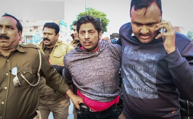 ଶାହିନବାଗରେ ଖୁଲମଖୁଲା ଗୁଳି ଫୁଟାଇଲେ ଯୁବକ । କହିଲେ, ଏହା କେବଳ ହିନ୍ଦୁ ମାନଙ୍କର ଦେଶ, ଗିରଫ କଲା ପୋଲିସ ।