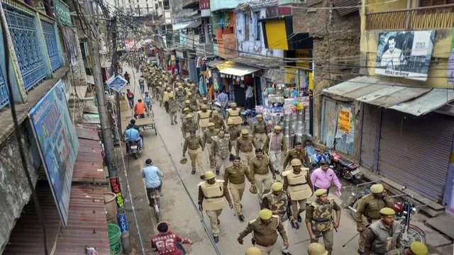 ଶାନ୍ତ ହେଉଛି ଦିଲ୍ଲୀ । କିନ୍ତୁ ଏବେ ବି ୧୫୦ରୁ ଅଧିକ ଲୋକ ହସ୍ପିଟାଲରେ ମୃତ୍ୟୁ ସହ କରୁଛନ୍ତି ସଂଗ୍ରାମ । ପ୍ରଭାବିତ ଅଞ୍ଚଳରେ ୧୪୪ ଧାରା ଜାରି