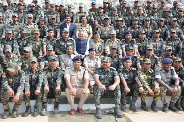 ସ୍ୱାଭିମାନ ଅଞ୍ଚଳ ବୁଲି କୋରାପୁଟ ଗସ୍ତରେ ଡିଜିପି ଅଭୟ । ଏସଓଜି ହବ ପରିଦର୍ଶନ ସହ ପୋଲିସର କାର୍ଯ୍ୟଶୈଳୀ ନେଇ କଲେ ସମୀକ୍ଷା