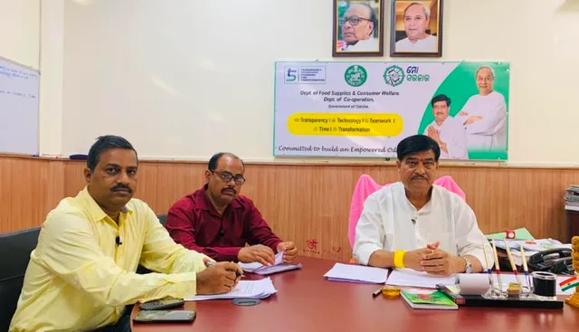 ପ୍ରଶ୍ନ ପଚାରିଲେ ଲୋକେ, ଉତ୍ତର ରଖିଲେ ମନ୍ତ୍ରୀ । ମୋ ସରକାରରେ ଯୋଗାଣ ବିଭାଗ ସାମିଲ ହେବା ପରେ ଲୋକଙ୍କ ସହ ସିଧା କଥା ହୋଇ ସମସ୍ୟା ବୁଝିଲେ ମନ୍ତ୍ରୀ ରାଜା ସ୍ୱାଇଁ ।