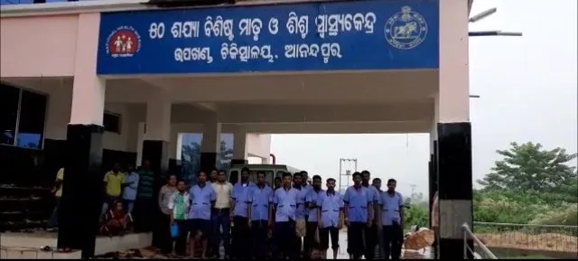 ଶିବରାତ୍ରିରେ ବଡ଼ ଅଘଟଣ : ଦୀପ ଜାଳୁଥିବା ବେଳେ ମହିଳାଙ୍କ ଶାଢ଼ିରେ ଲାଗିଗଲା ନିଆଁ, ଡାକ୍ତରଖାନାରେ ଭର୍ତ୍ତି ହେଲେ ମହିଳା