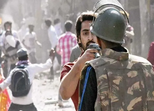 ଦିଲ୍ଲୀ ହିଂସା ଭିତରେ ସାହାସର ଝଲକ : ମୁଣ୍ଡ ଉପରେ ଥିଲା ବନ୍ଧୁକ , ମୃତ୍ୟୁକୁ ଭୟ ନ କରି ଭିଡ଼ ଆଗରେ ଠିଆ ହୋଇଥିଲେ ପୋଲିସକର୍ମୀ ।