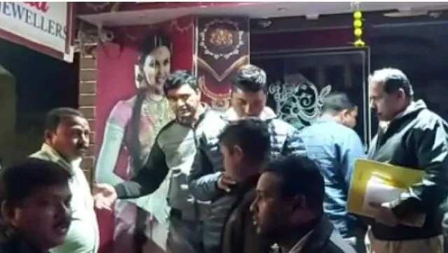 ବନ୍ଧୁକ ଦେଖାଇଲେ, କେଜିଏ ସୁନା ଲୁଟିନେଲେ । ଅଳଙ୍କାର ନେଲେ ତ ନେଲେ ସିସିଟିଭି ହାର୍ଡ ଡିସ୍କକୁ ବି ସାଙ୍ଗରେ ନେଇ ଗଲେ